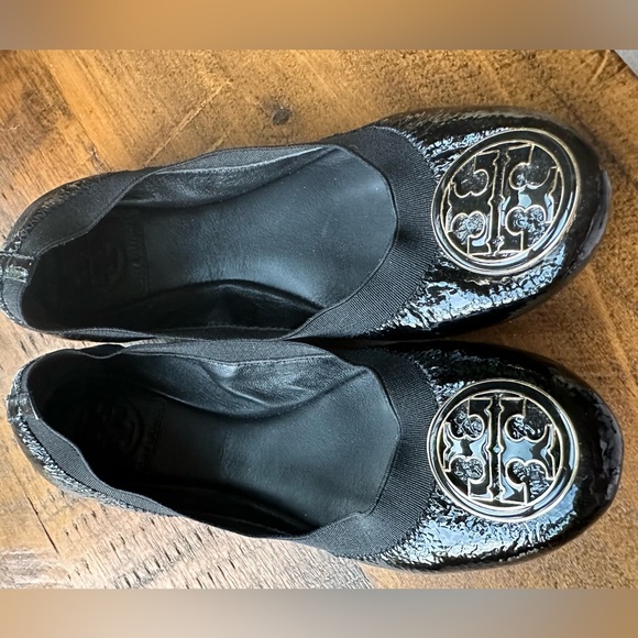 Tory Burch Caroline Ballet Flat in Black Patent with Gold/ Enamel Logo, size 5.5 - Picture 2 of 4